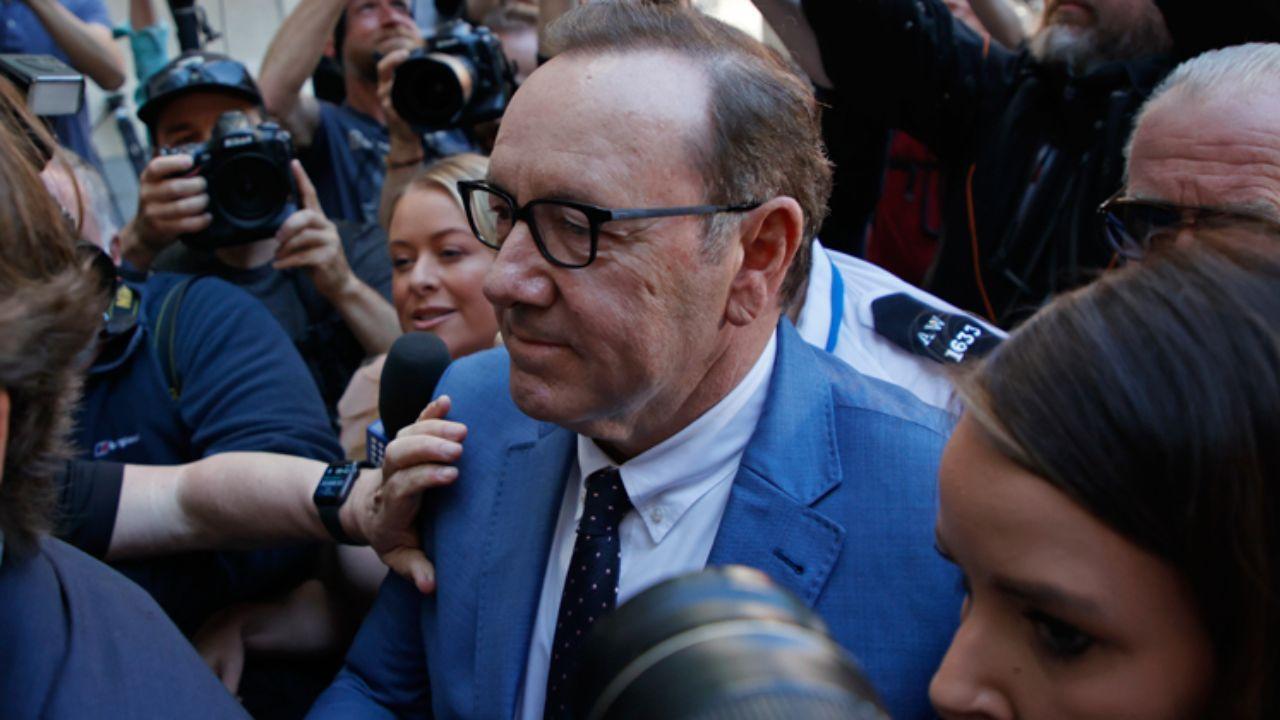 Cinsel tacizle suçlanan Hollywood oyuncusu Kevin Spacey mahkemeye çıktı!