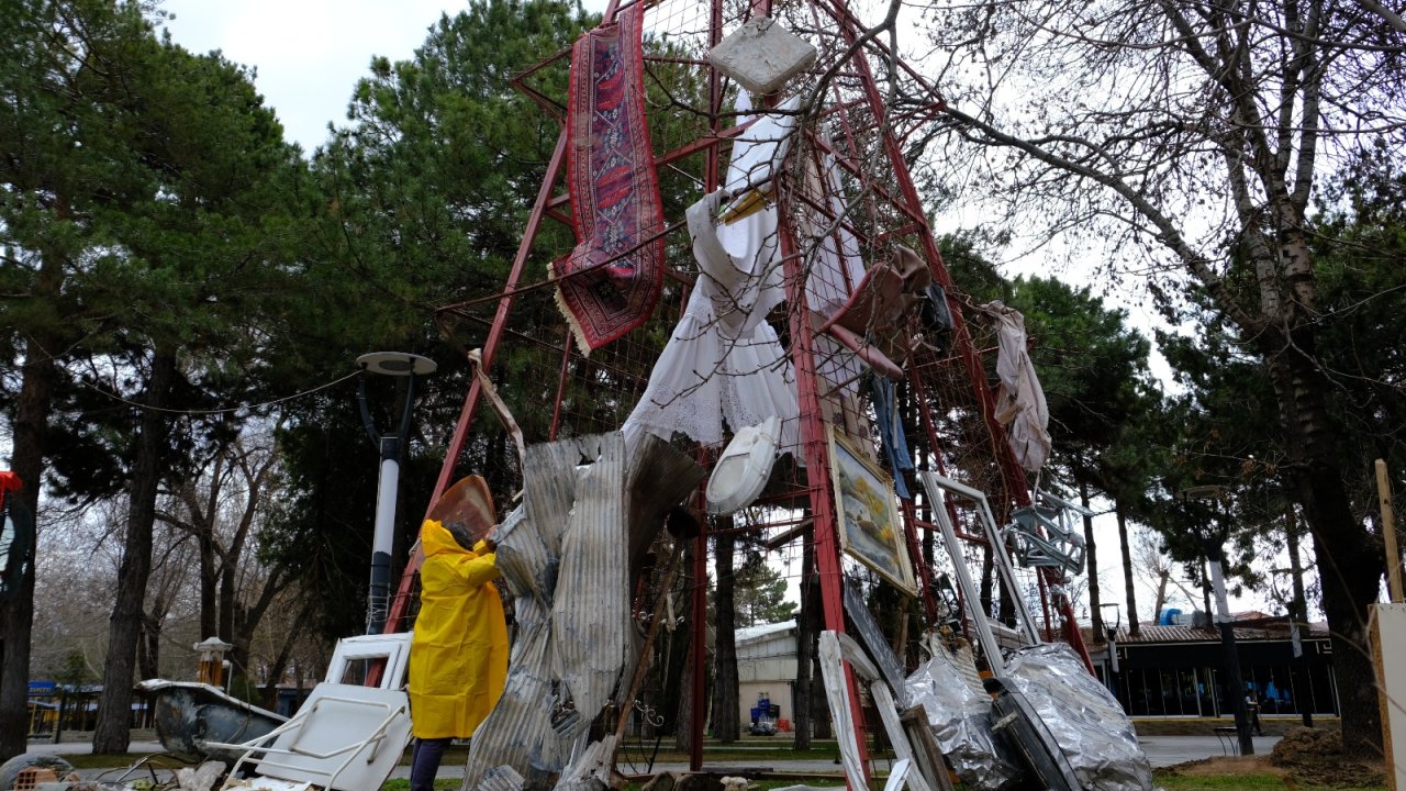 Erzincan'da Deprem Farkındalığı İçin Afet Bölgesinden Topladığı Malzemeleri Sergiledi