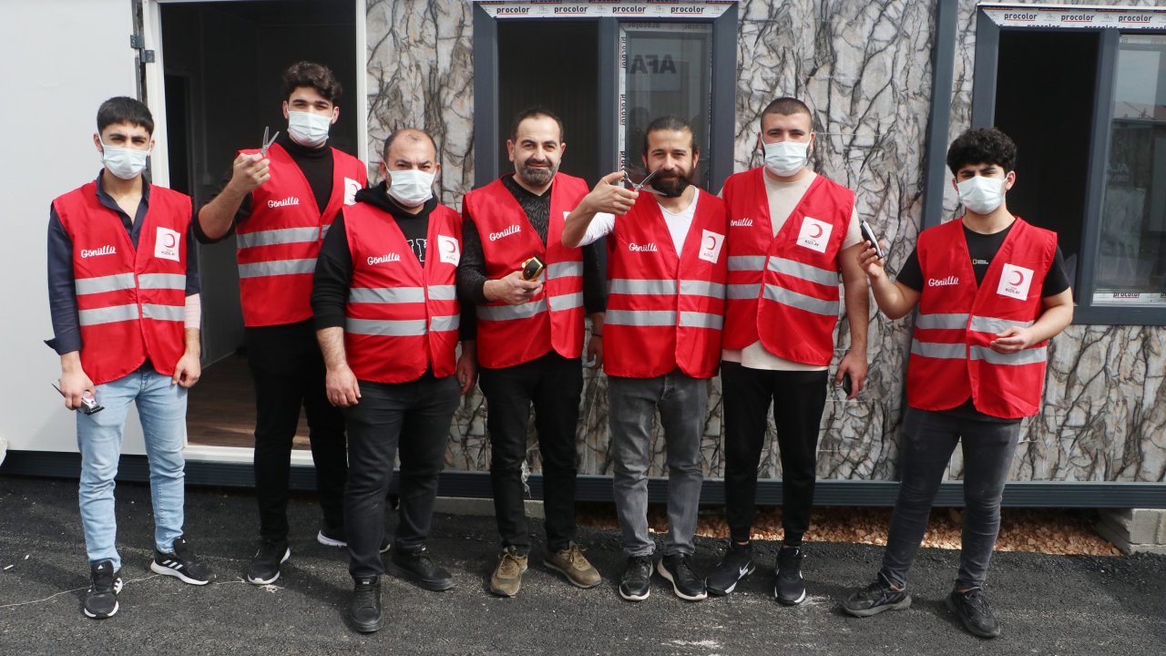 Gönüllü Berberler, Mobil Kuaförde Depremzedeleri Tıraş Ediyor
