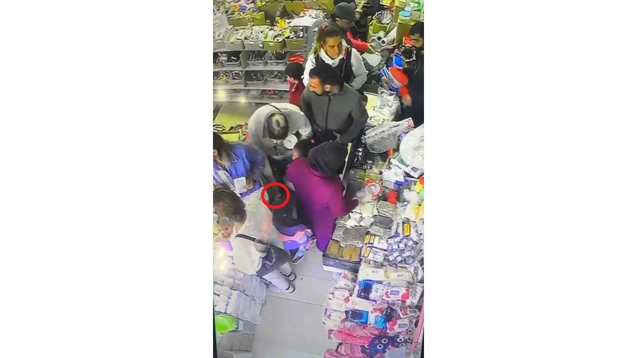 Mağazada Yere Düşen Altınları Alıp Gittiler