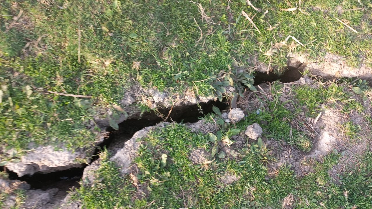 Ceyhan Nehri Kıyısında Deprem Sonrası Büyük Yarıklar Oluştu