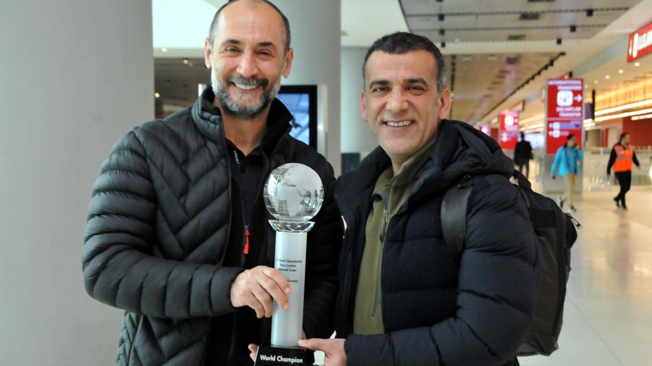Bilardoda Dünya Şampiyonu Olan Semih Saygıner Ve Tayfun Taşdemir, Yurda Döndü