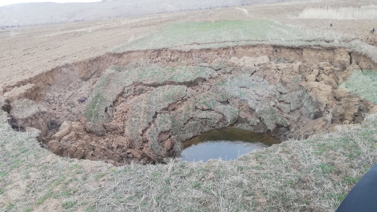 Sivas'ın Zara İlçesinde 15 Metre Çaplı Obruk Oluştu