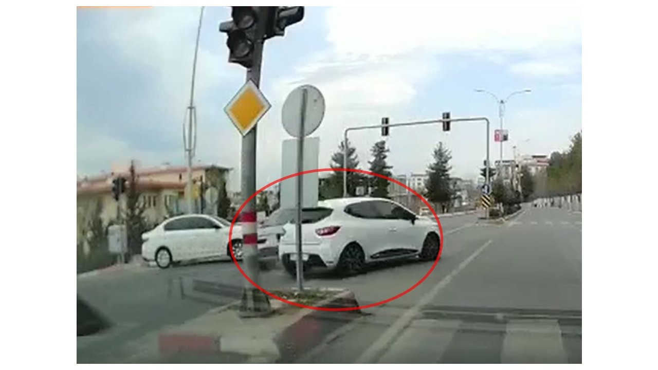 Kırmızı Işıkta Geçen Sürücü Kazaya Sebep Oldu: O Anlar Kamerada