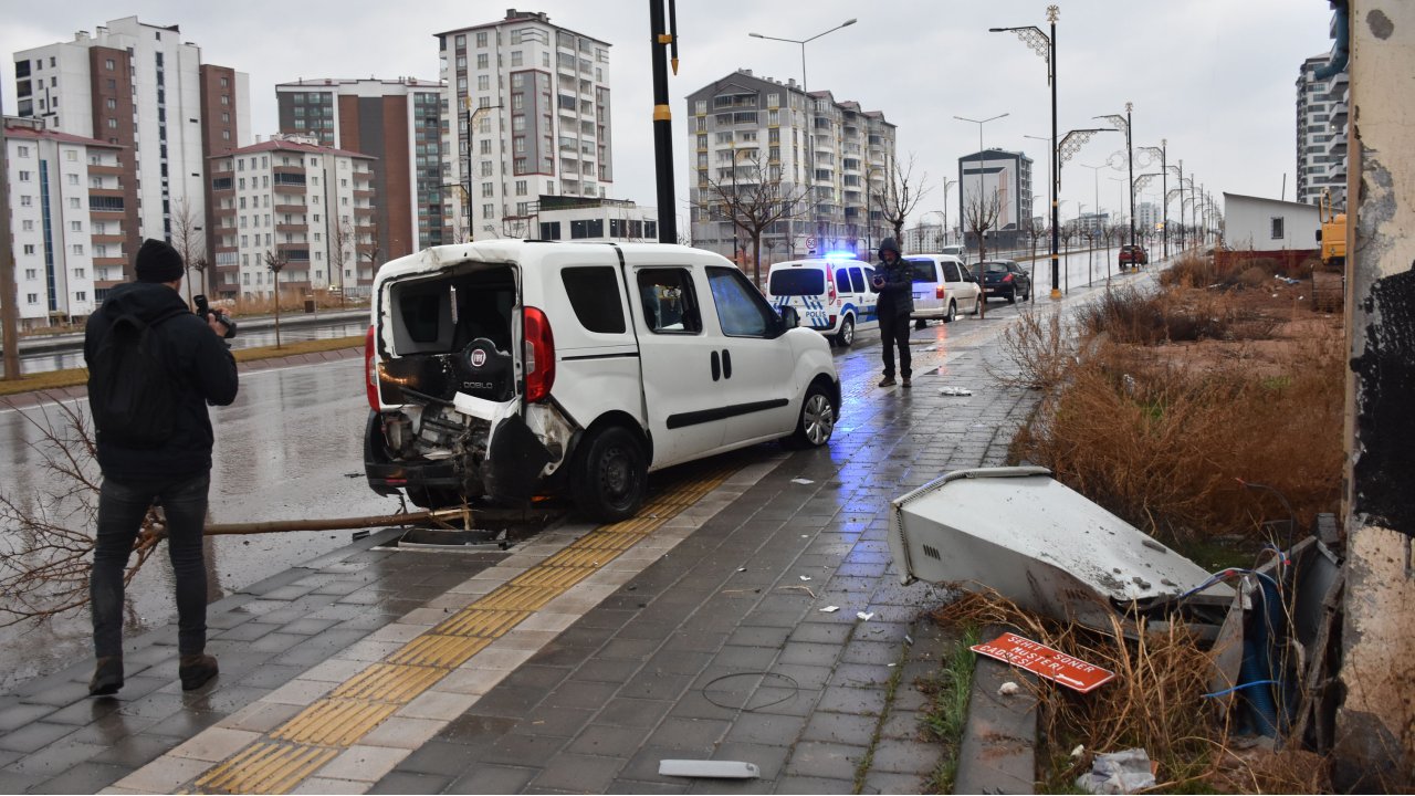 Hafif Ticari Araç Elektrik Direğine Çarptı: 1'i Ağır, 4 Yaralı