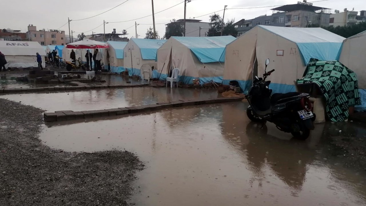 İskenderun'da Çadır Kentte Yaşayanlar Şiddetli Yağıştan Etkilendi