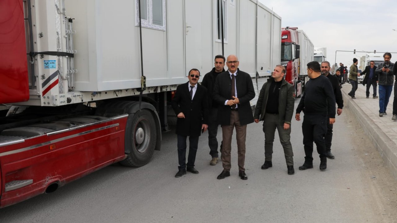 Van'dan Deprem Bölgesi Malatya'ya 30 Konteyner
