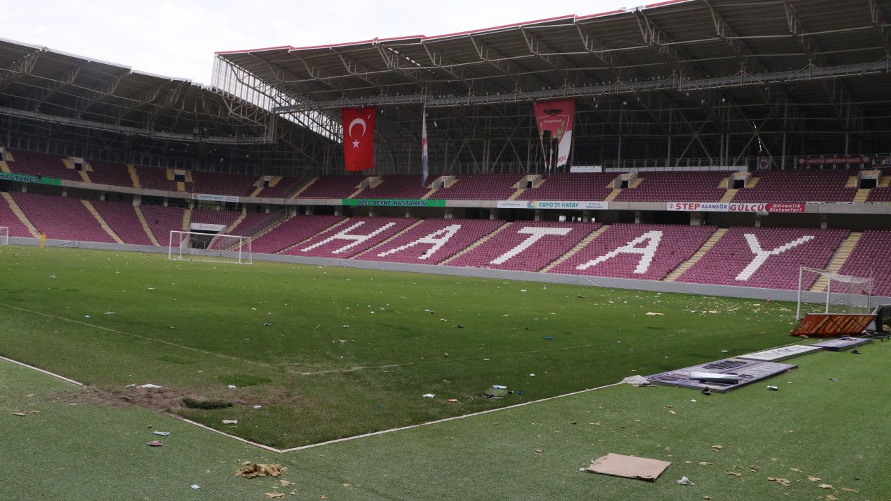 Depremden Saatler Önce Büyük Sevincin Yaşandığı Yeni Hatay Stadı'nda Acı Ve Hüzün Hakim