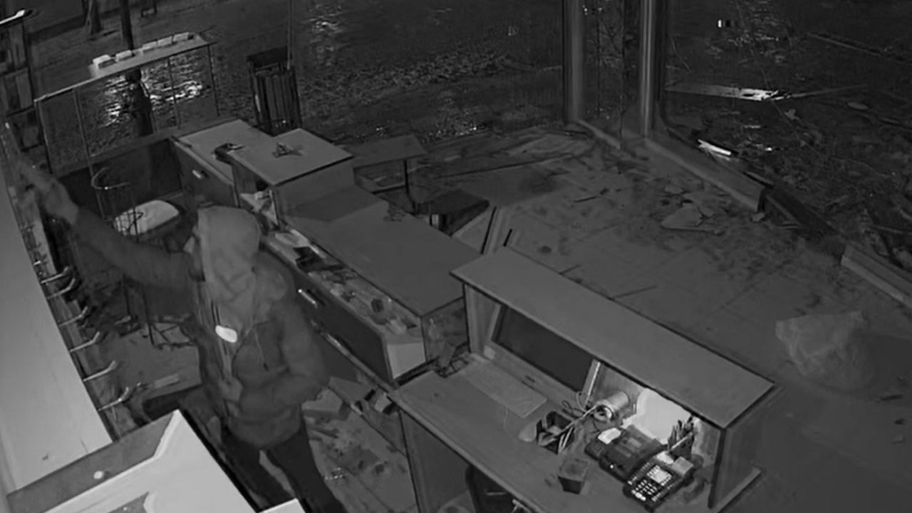 Depremi Fırsat Bilen Hırsızların, Cep Telefonlarını Çalması Kamerada