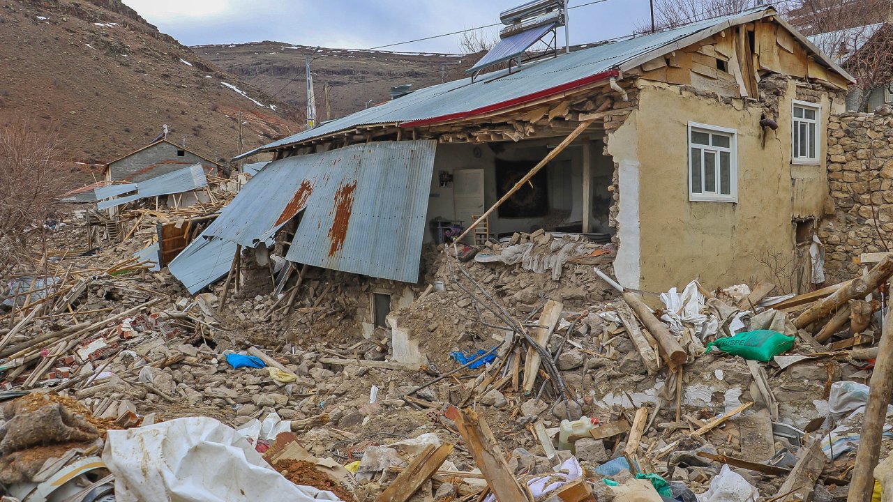 Depremde Yıkılan Mahallelerinin Başka Yere Taşınmasını İstiyorlar