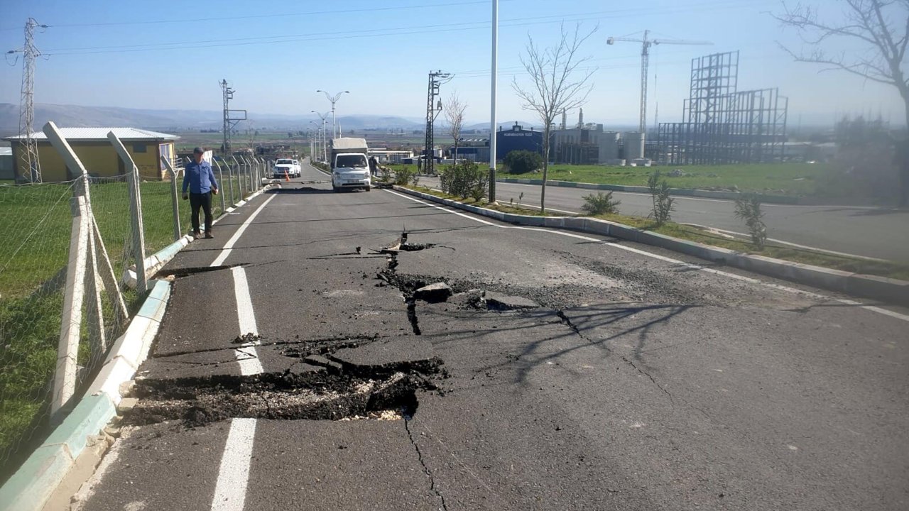 Deü'lü Uzmanlar, Afet Bölgesinde Ulaşım Yollarındaki Hasarları Raporladı