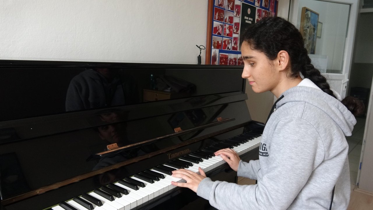 Görme Engelli Depremzede Damlagül'ün Hayali Piyanist Olmak
