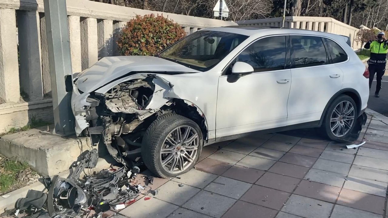 Zeytinburnu'nda Lüks Cip Duvara Çarptı, Sürücü Kaçtı