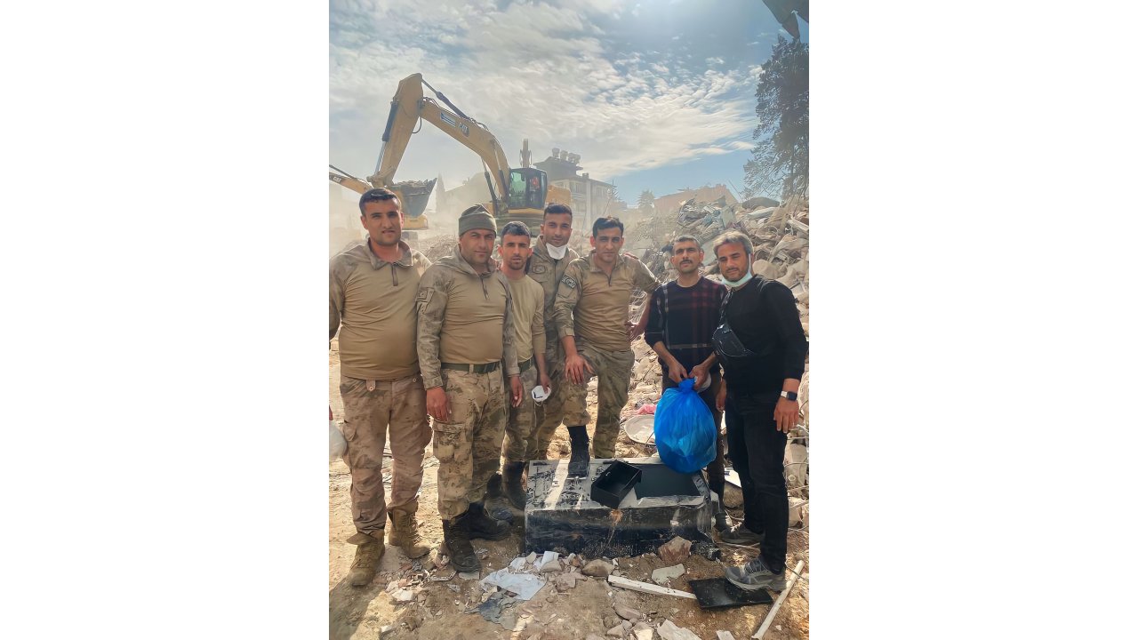Hatay'da Enkazdan Çıkarılan 1 Kilogram Altın Sahibine Teslim Edildi