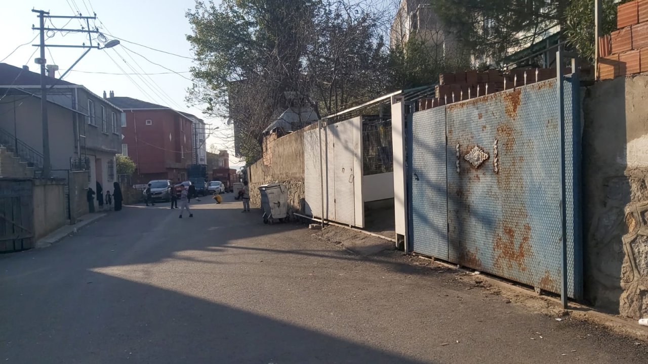 Raydan Çıkan Demir Kapının Altında Kalan Çocuk Öldü