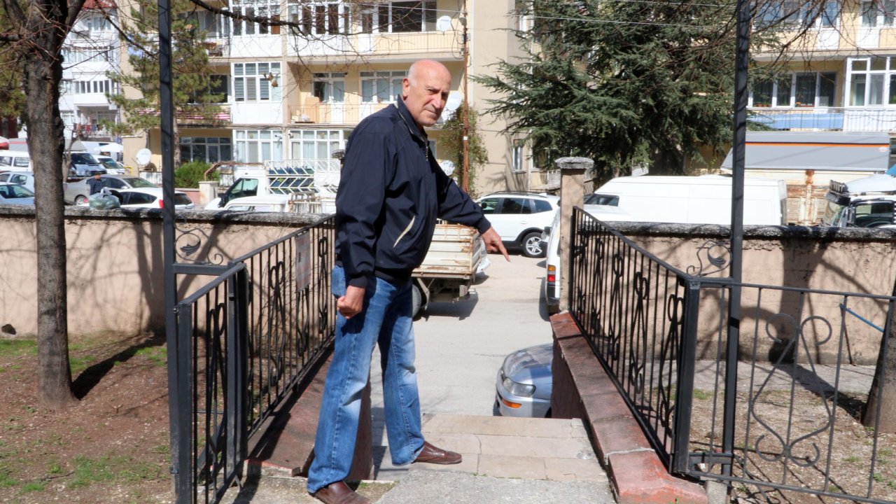 Site Girişindeki Merdiven Korkuluğunu 2 Dakikada Çalıp, Kaçtılar; O Anlar Kamerada