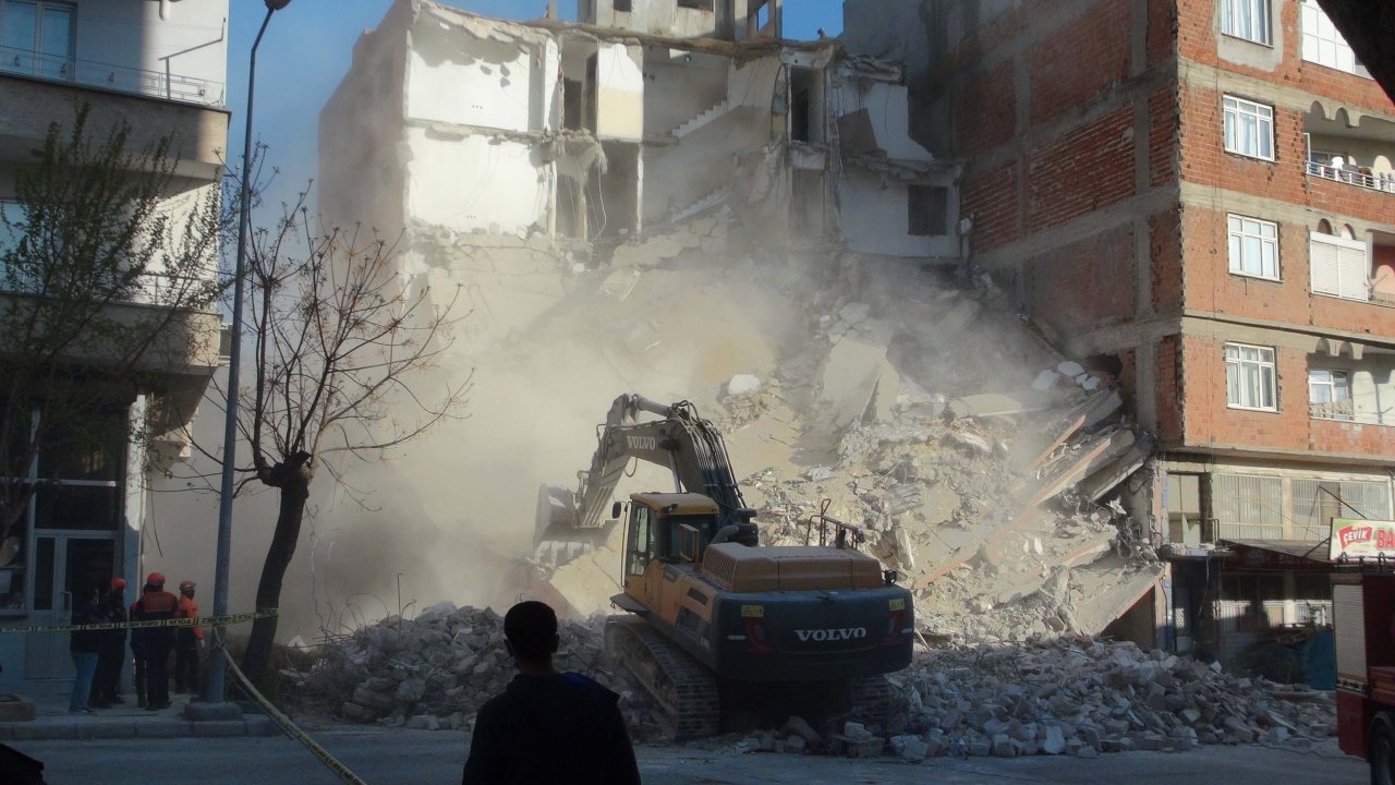 Kilis'te Depremde Ağır Hasar Gören 6 Katlı Bina Çöktü (3)- Yeniden