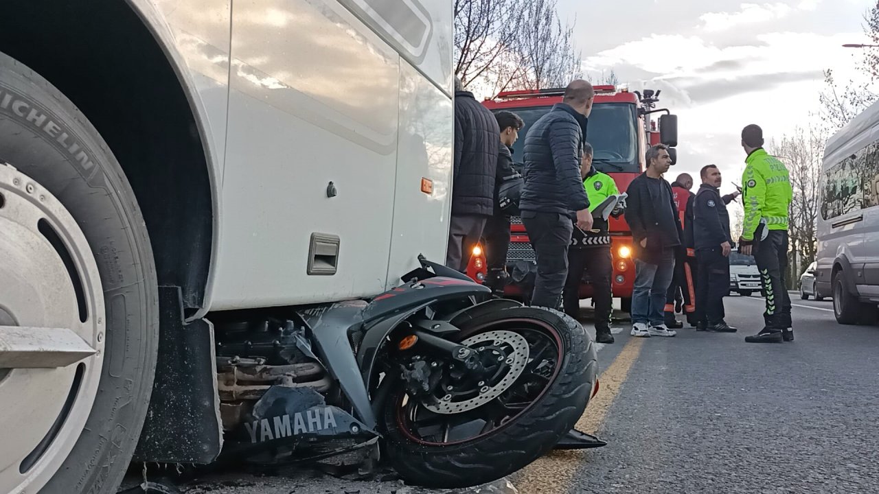 Elazığ'da Motosiklet, Midibüse Çarptı: 2 Yaralı