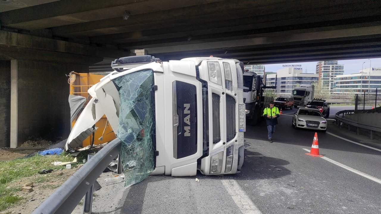 Tem Seyrantepe Bağlantı Yolunda Hafriyat Kamyonu Yan Yattı: 1 Yaralı