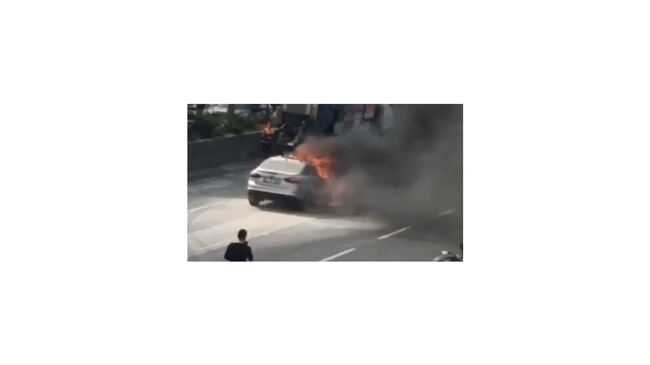 Fatih'te Seyir Halindeki Otomobil Alev Alev Yandı
