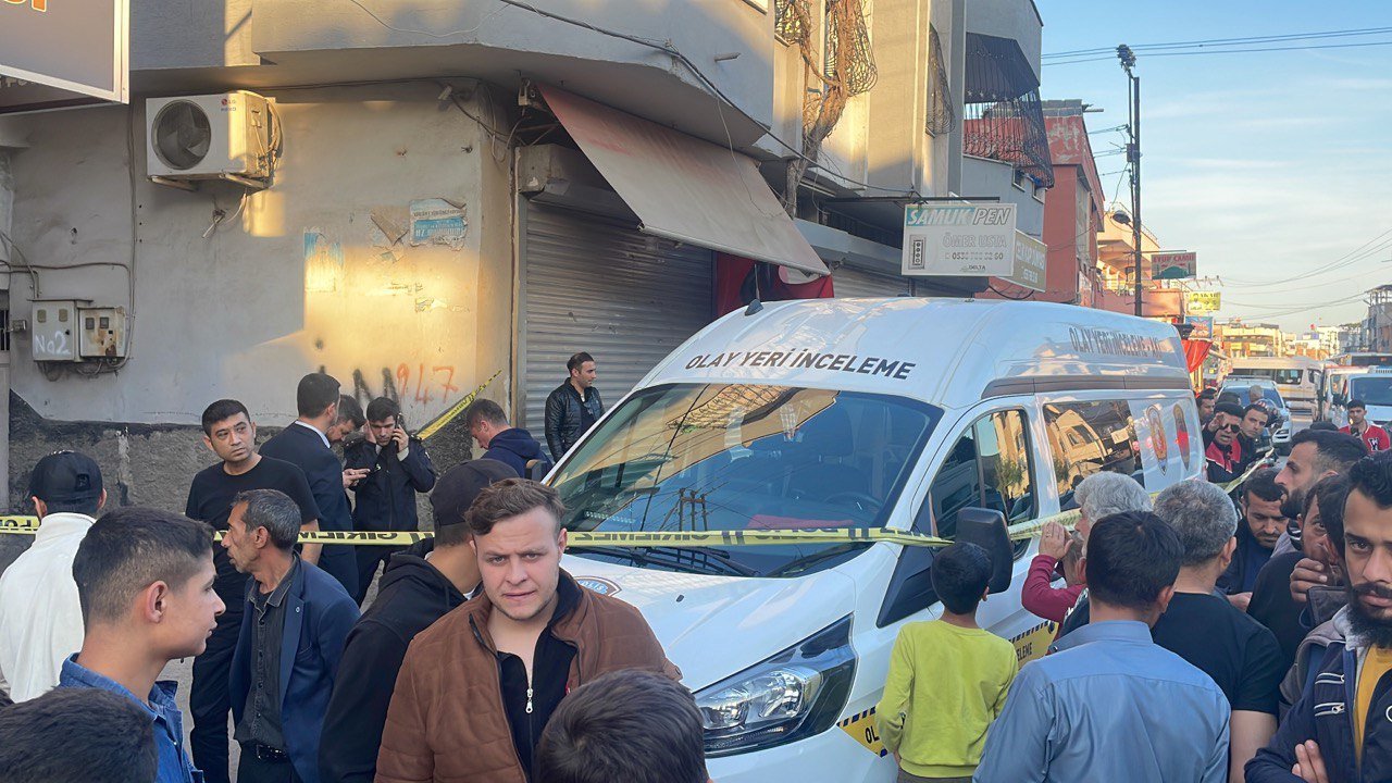 Adana'da Sokakta Otururken Silahlı Saldırıya Uğrayan Baba- Oğul, Öldü