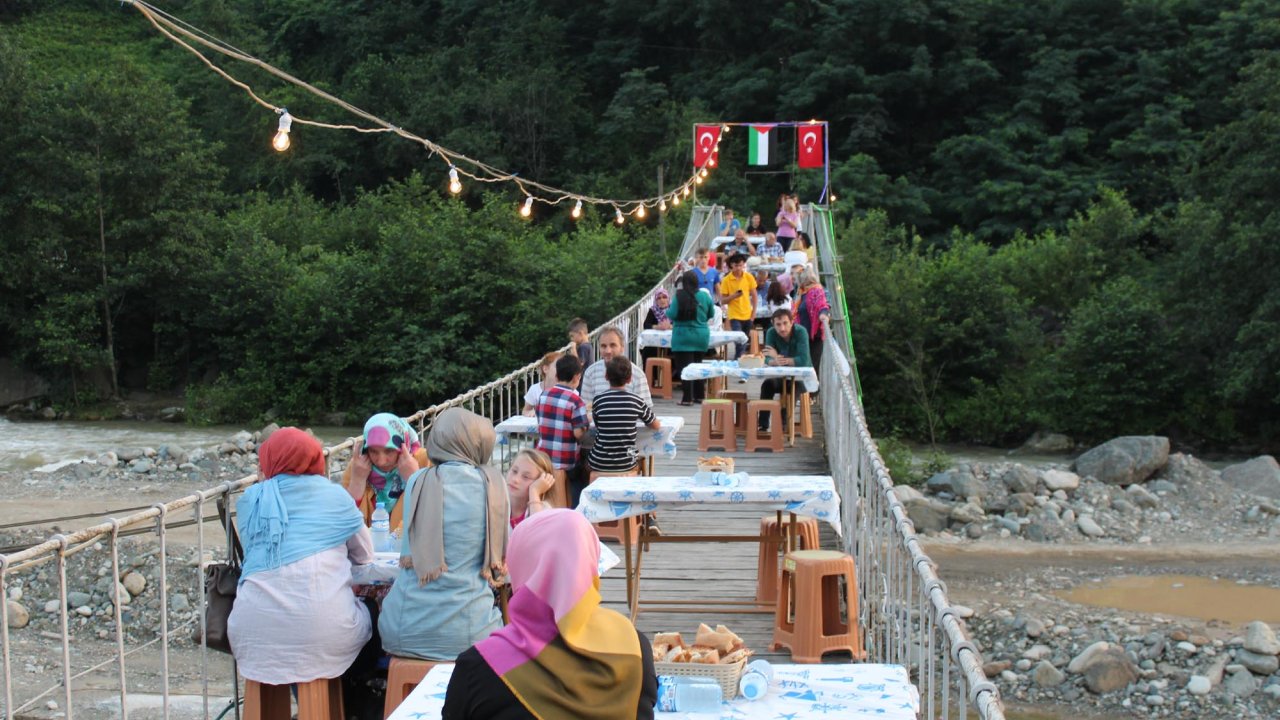 Geleneksel İftar Yemeği, Bu Kez Tahta Değil Yeni Köprüde /ek Fotoğraf