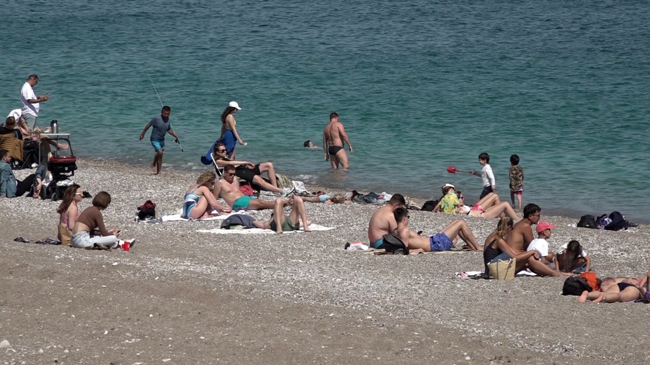 Konyaaltı Sahilinde Güneşli Hava Yoğunluğu