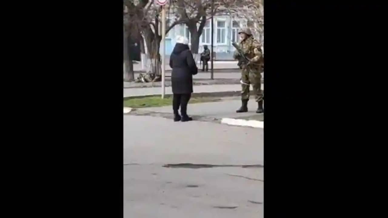 Ukraynalı Kadının Rus Askerleriyle Karşı Karşıya Geldiği Video Viral Oldu