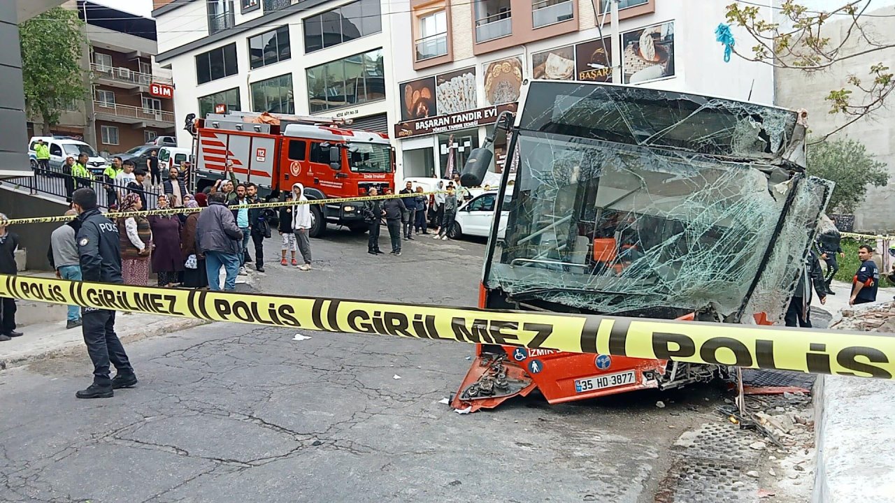 İzmir'de Belediye Otobüsü Bahçe Duvarına Çarptı: 10 Yaralı