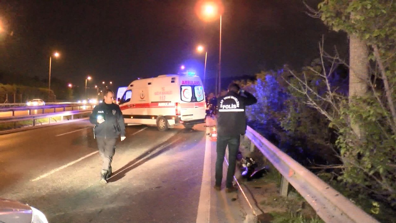 Ümraniye'de Bariyere Vurduktan Sonra Tır'a Çarpan Motosikletin Sürücüsü Hayatını Kaybetti