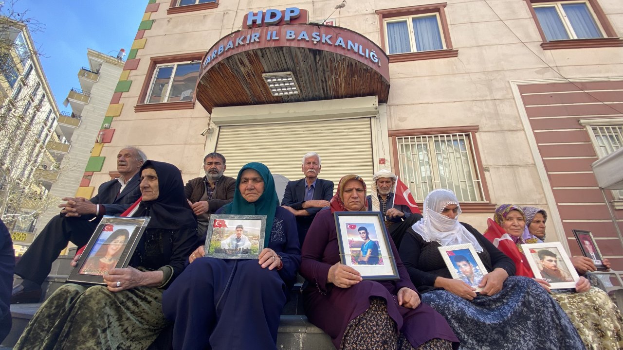 Hdp Önündeki Evlat Nöbetinde 7'nci Buruk Bayram