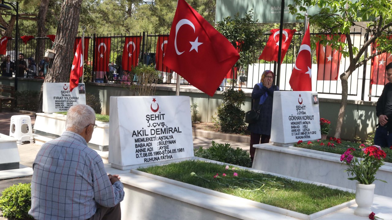 Şehitlikler Ve Mezarlıklarda Bayram Yoğunluğu