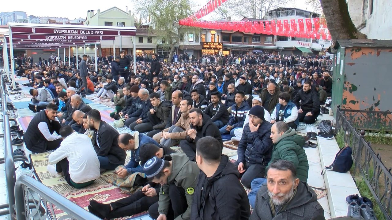 Taksim Ve Eyüpsultan Camii'ne Binlerce Kişi Akın Etti