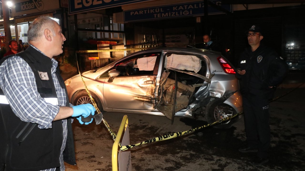 İzmir'de 15 Yaşındaki Sürücünün Kullandığı Otomobil Park Halidendeki Tır'a Çarptı: 1 Ölü, 3 Yaralı