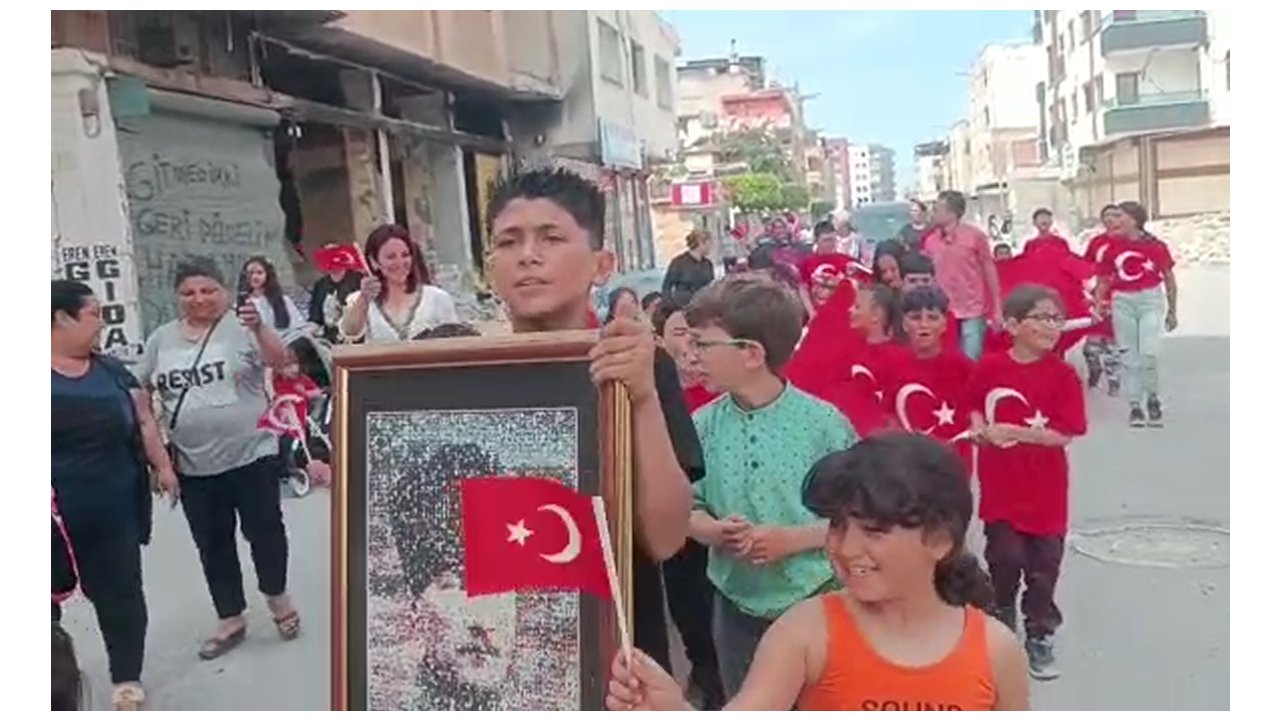 Çadır Kentte Kalan Öğrenciler, Okullarına Gidip, 23 Nisan'ı Kutladı