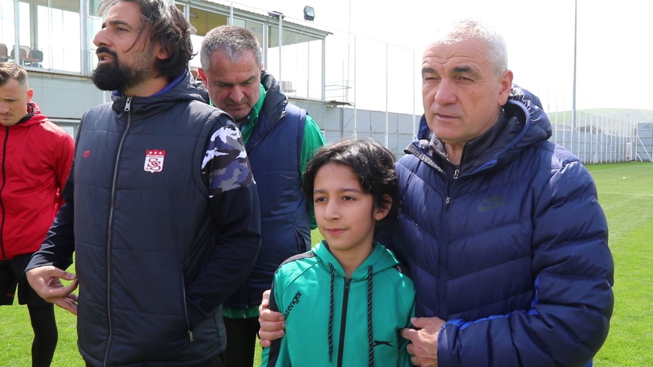 Rıza Çalımbay Görevini Depremzede Abdullah'a Devretti