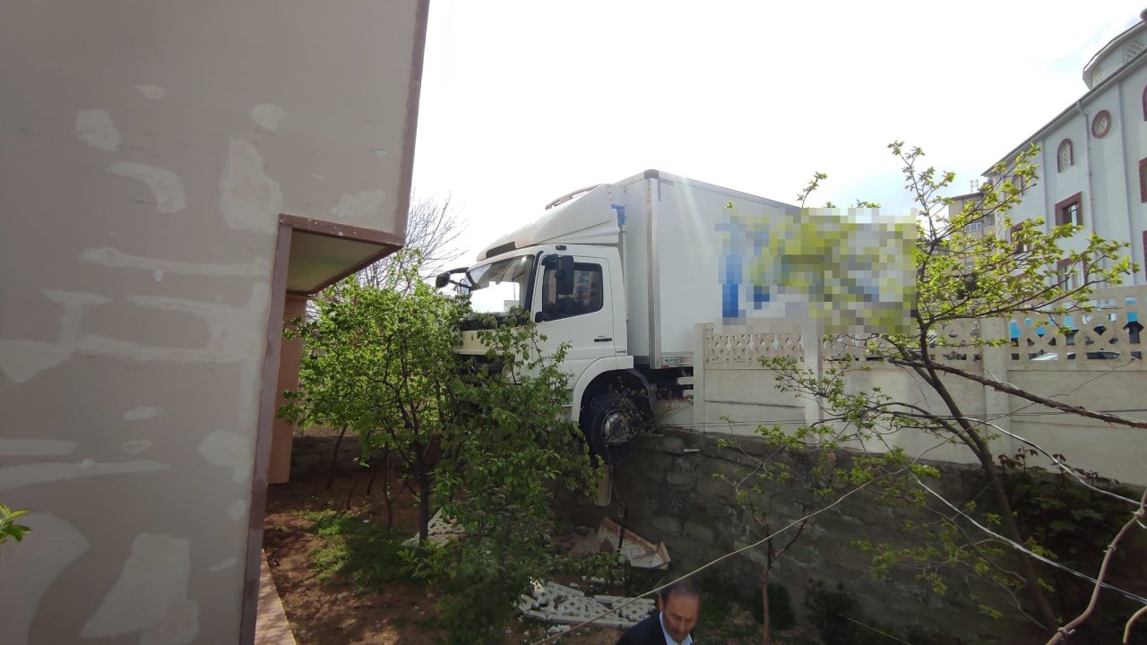 Freni Boşalan Kamyon, Çarptığı Duvarda Askıda Kaldı