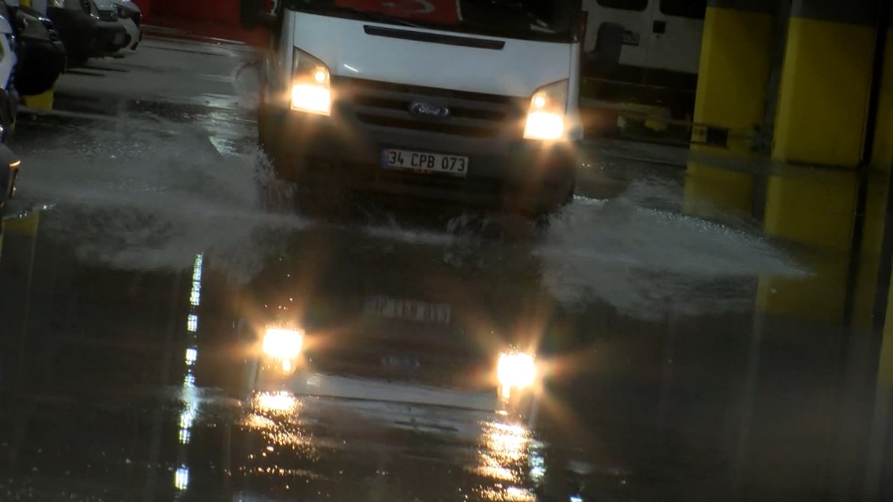 Bakırköy'de Yeni Sosyete Pazarı Otoparkı Sular Altında Kaldı