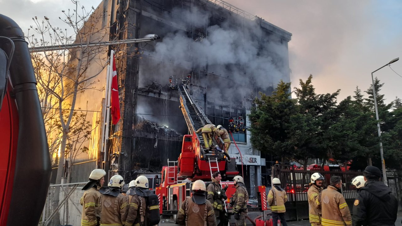 Akit Medya Grubu'nun Da Bulunduğu Binada Çıkan Yangını Söndürme Çalışmaları 15'inci Saatinde Devam Ediyor