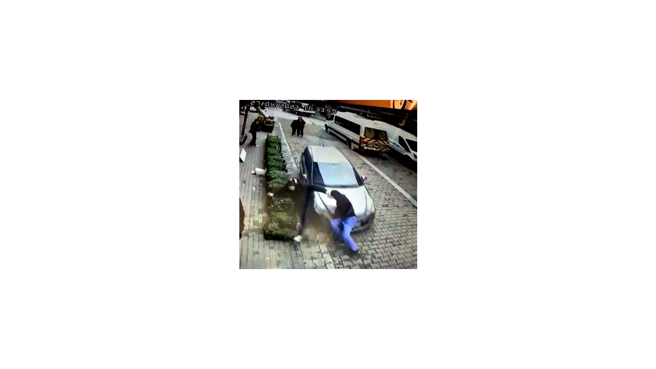 Park Ettiği Otomobilinin Altında Kaldı