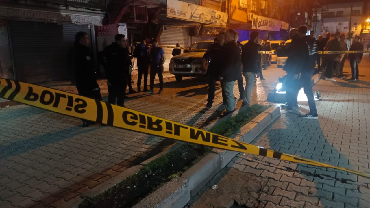 Adana’da İki Grubun Silahlı Kavgasının Arasında Kalan Koca Öldü, Eşi Ağır Yaralandı