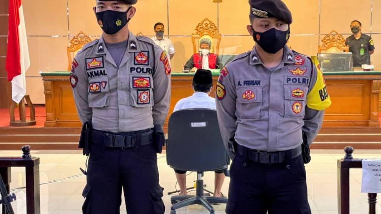 Endonezyalı öğretmen 13 öğrenciye tecavüzden idama mahkum edildi