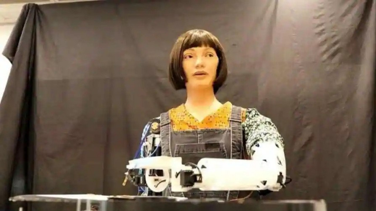 Robot-cum-artist Ai-Da, çizimler ve otoportreler oluşturmak için yapay zeka algoritmasını kullanıyor