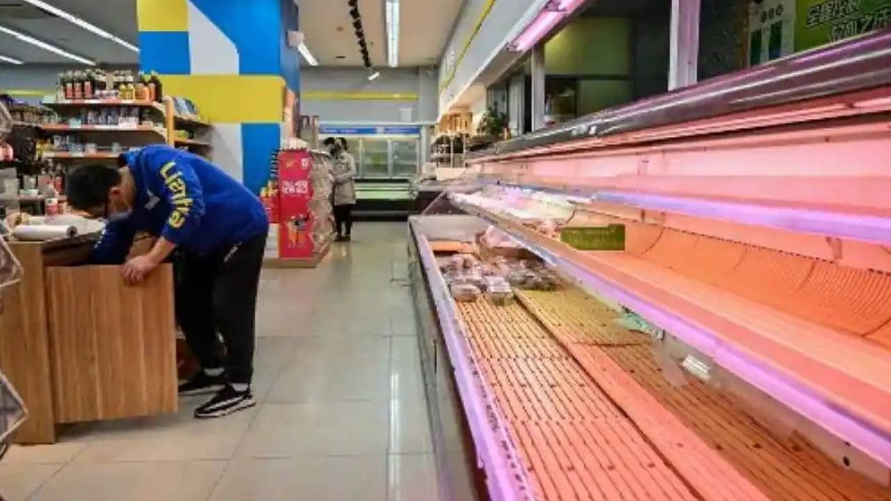 Covid karantinası gıda kıtlığına yol açarken Şanghay sakinleri süpermarketi yağmaladı