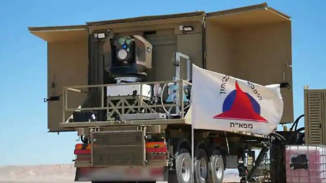 İsrail yeni lazer füze sistemini başarıyla test ediyor