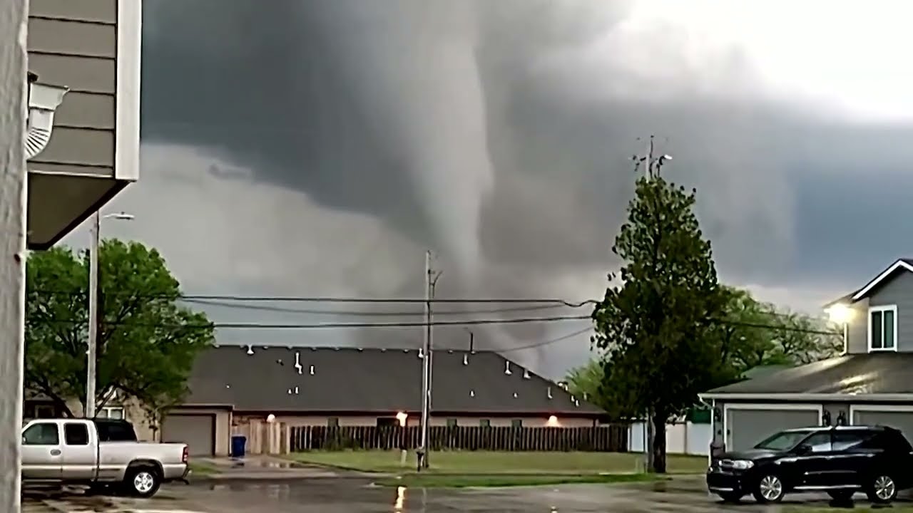 Tornado, Kansas'ta şehri delip geçerek düzinelerce yapıya zarar verdi