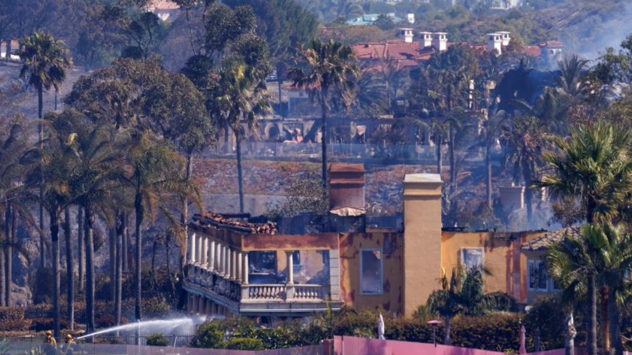 Şiddetli orman yangını lüks California evlerini yok ediyor